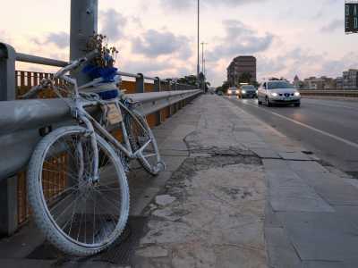 La �sua� bici si trova su via Respighi, l� dove l�uomo perse la vita il 7 novembre 2013. � appoggiata al guardrail del cavalacavia che si affaccia sul Canalone...